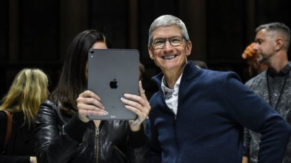 Apple falls below $1tn despite revenue and profit rise
